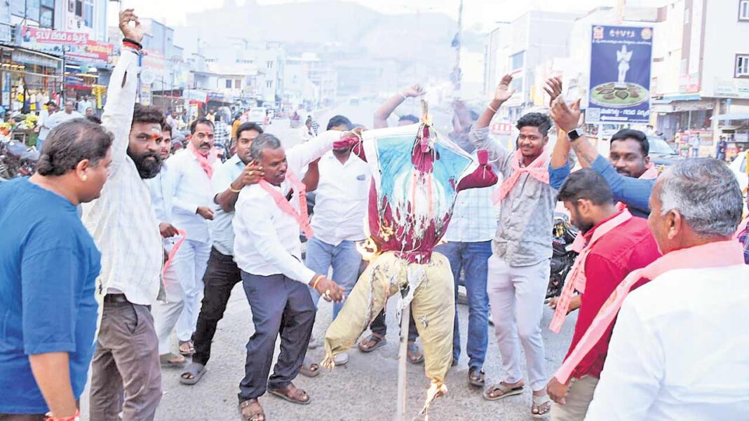 Municipal Elections | Congress, which has not changed even with the results of the panchayat.. Anarchy in the municipal elections too-Namasthe Telangana
– PARAHUSHAR NEWS