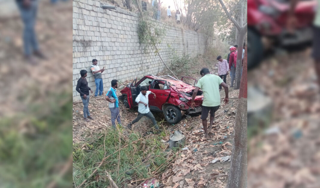 సంగారెడ్డిలో ఓఆర్‌ఆర్‌పై నుంచి కారు దూకి ఇద్దరు మృతి, నలుగురికి గాయాలు
