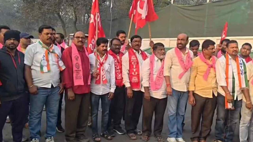 Singareni workers who took part in the nationwide strike.. Mines are empty due to the effect of the strike-Namasthe Telangana
– PARAHUSHAR NEWS