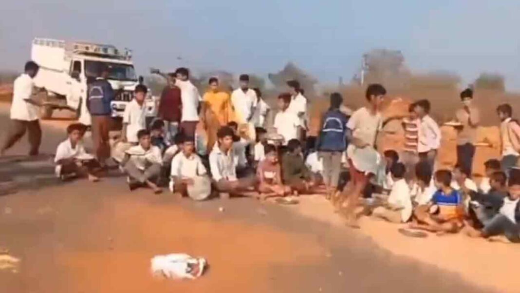 Students protest Students protest that they are serving poor quality food.. Heavy traffic jam: Video-Namasthe Telangana
– PARAHUSHAR NEWS