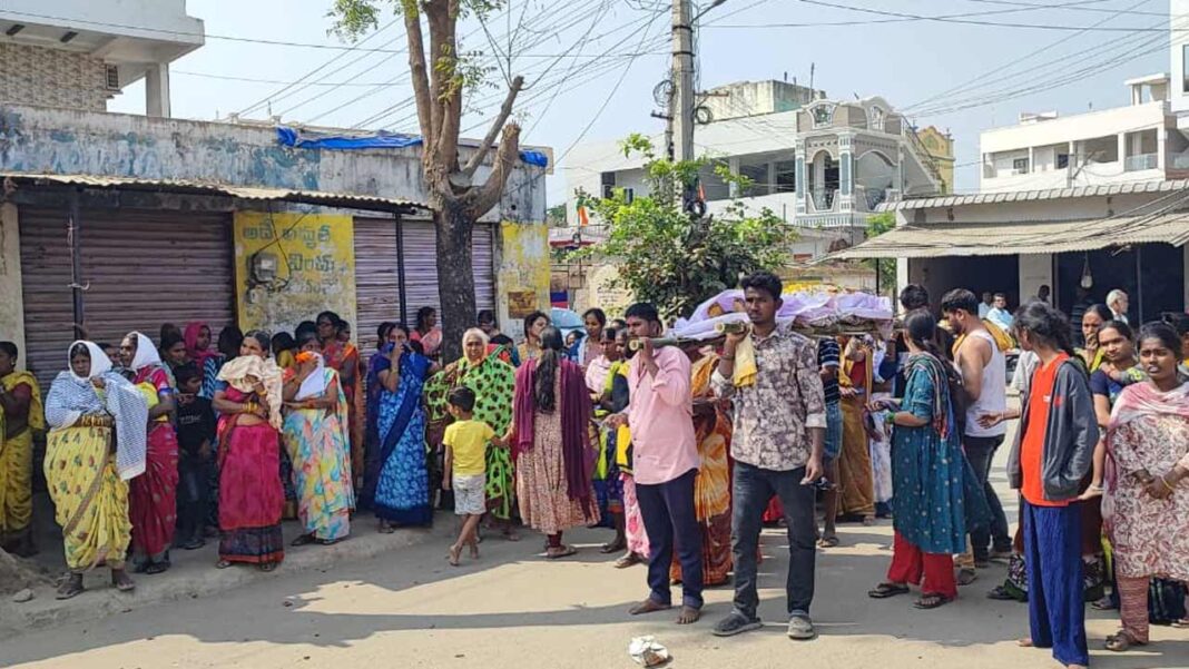The khakis were loud in the courts.. Police blocked the procession for Minister Uttam’s speech-Namasthe Telangana
– PARAHUSHAR NEWS