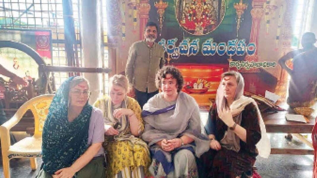 ఏపీ డిప్యూటీ సీఎం సతీమణి అన్నా లెజ్నెవా చారిత్రక భద్రకాళి ఆలయాన్ని సందర్శించారు
