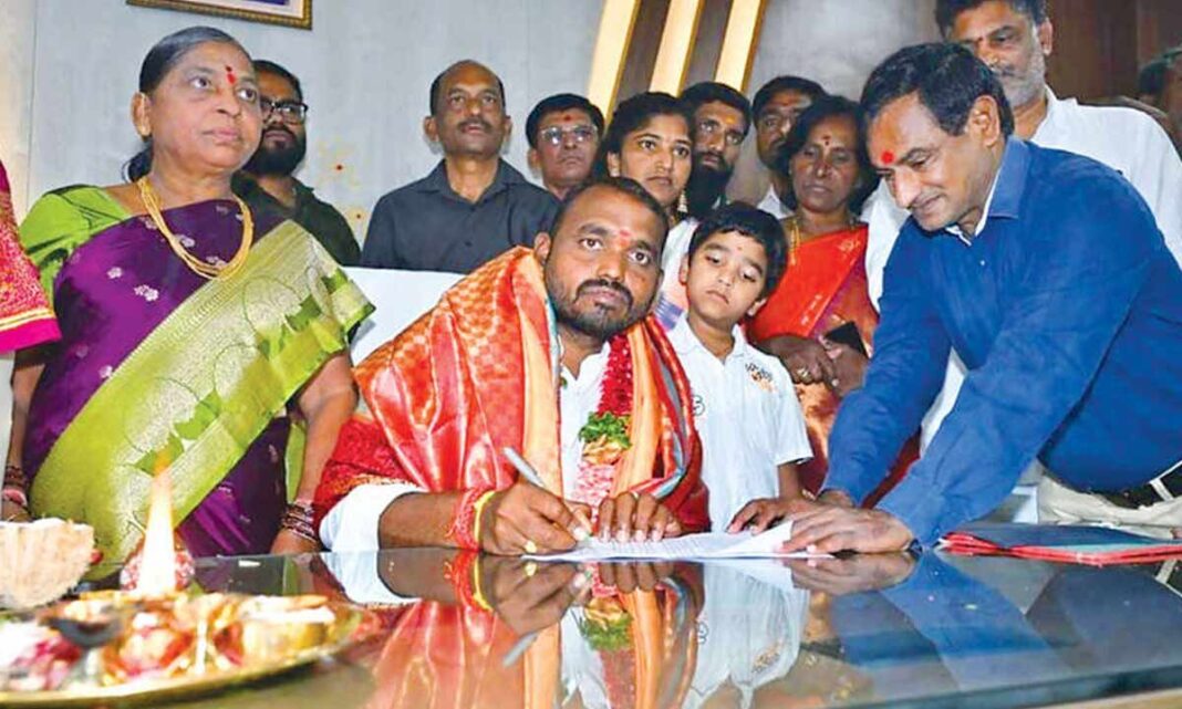 కరీంనగర్‌ మేయర్‌గా కొలగాని శ్రీనివాస్‌ బాధ్యతలు స్వీకరించారు
