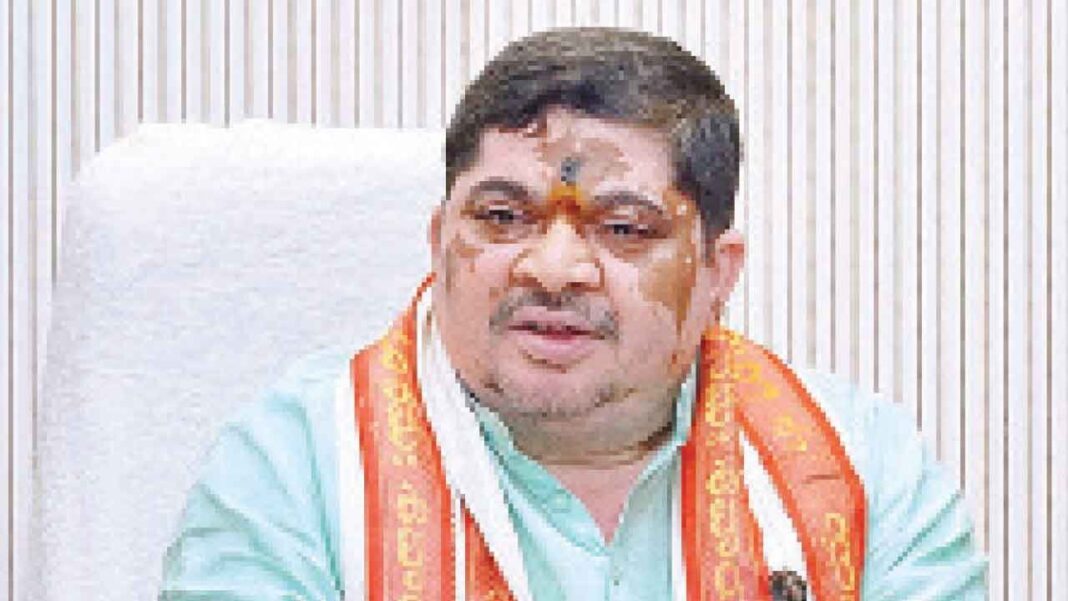 పవన్ కళ్యాణ్‌తో ట్రక్కు పెట్టేందుకు బీజేపీ ప్రయత్నిస్తోందని పొన్నం మండిపడ్డారు
