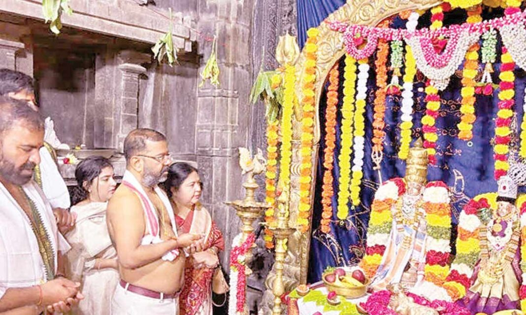 ప్రముఖ శైవక్షేత్రంలో ఎమ్మెల్యే నాయిని ఆశీస్సులు కోరుతున్నారు
– PARAHUSHAR NEWS