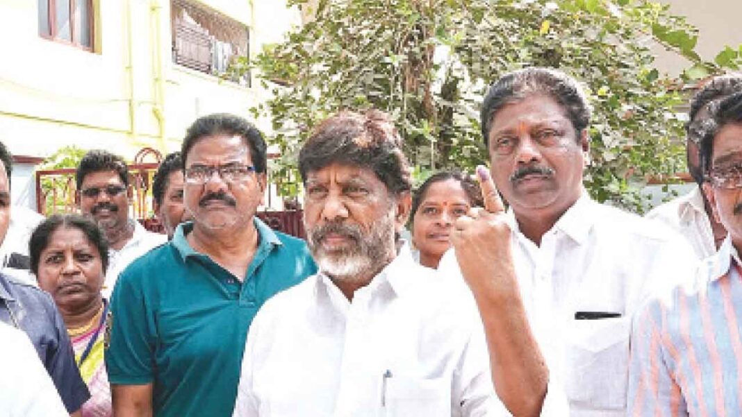 మధిరలో భట్టి విక్రమార్క ఓటు
