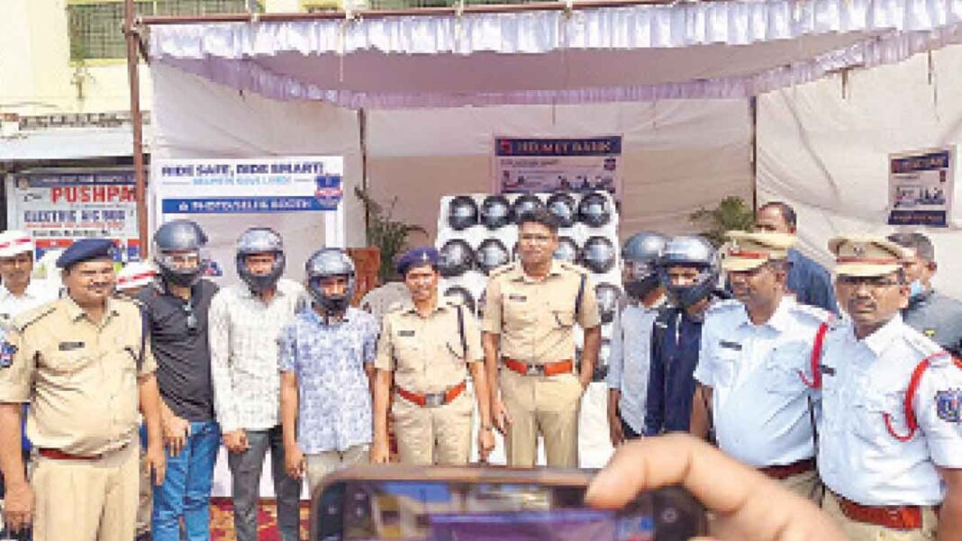 మల్కాజిగిరిలో లైఫ్ సేవింగ్ ‘హెల్మెట్ బ్యాంక్’ కార్యక్రమం ప్రారంభమైంది
– PARAHUSHAR NEWS
