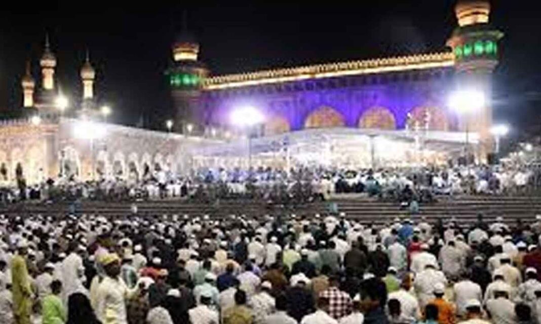 హైదరాబాద్‌లోని మక్కా మసీదులో తరావీహ్ ప్రార్థనలతో రంజాన్ ప్రారంభమవుతుంది
