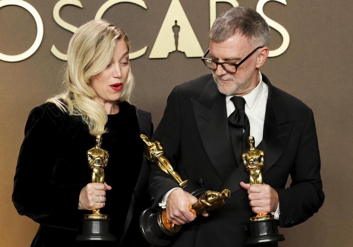 Producer Sara Murphy and Paul Thomas Anderson, winner of the Oscars for Best Adapted Screenplay and Best Director for ‘One Battle After Another’, which won the Oscar for Best Picture, pose together in the Oscars photo room at the 98th Academy Awards in Hollywood, Los Angeles
