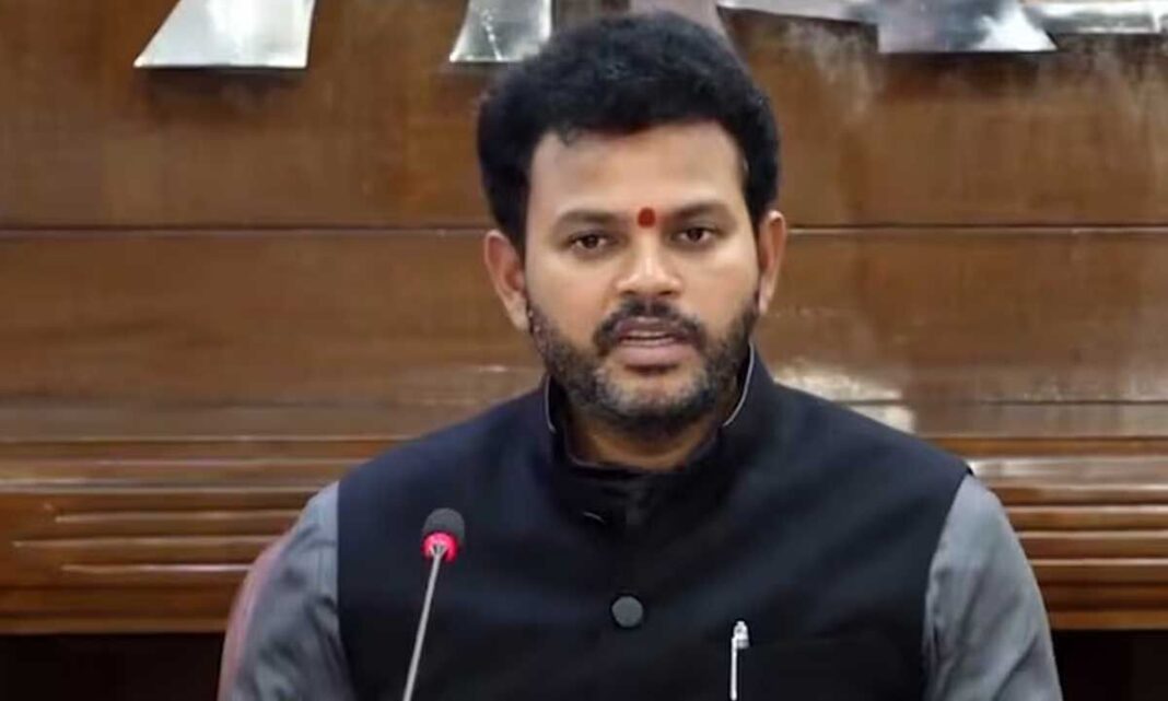 ATF ధరలు పెరగడంతో విమాన ఛార్జీలు పెరిగే అవకాశం ఉంది; జెట్ ఫ్యూయల్ వ్యాట్ను తగ్గించాలని రాష్ట్రాలను ప్రభుత్వం కోరింది
– PARAHUSHAR NEWS