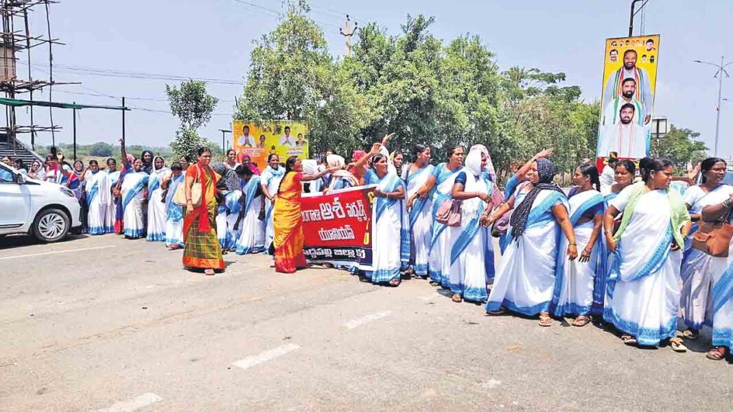 Agitation of Asha activists
– PARAHUSHAR NEWS