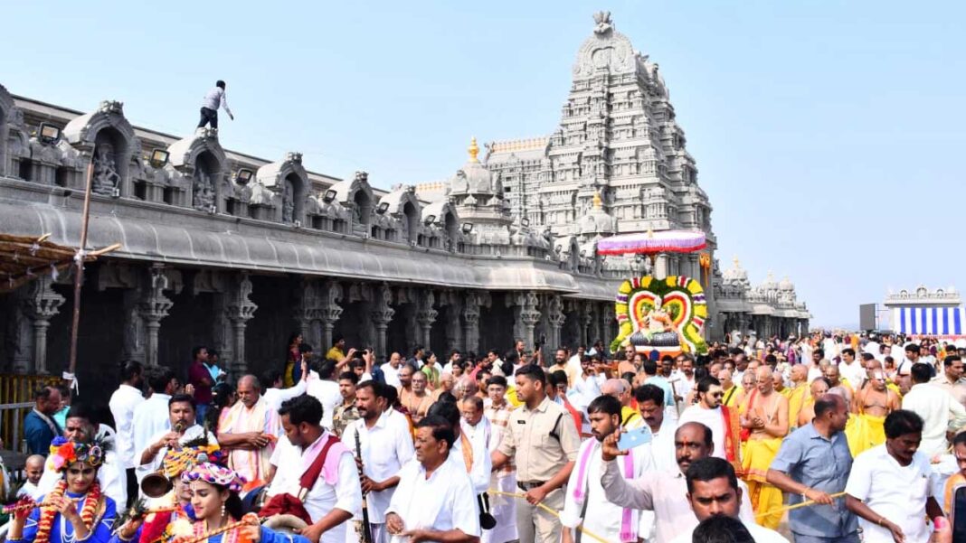 ‘Digital’ Yadagirigutta..All types of services in Gutta temple online like TTD-Namasthe Telangana
– PARAHUSHAR NEWS