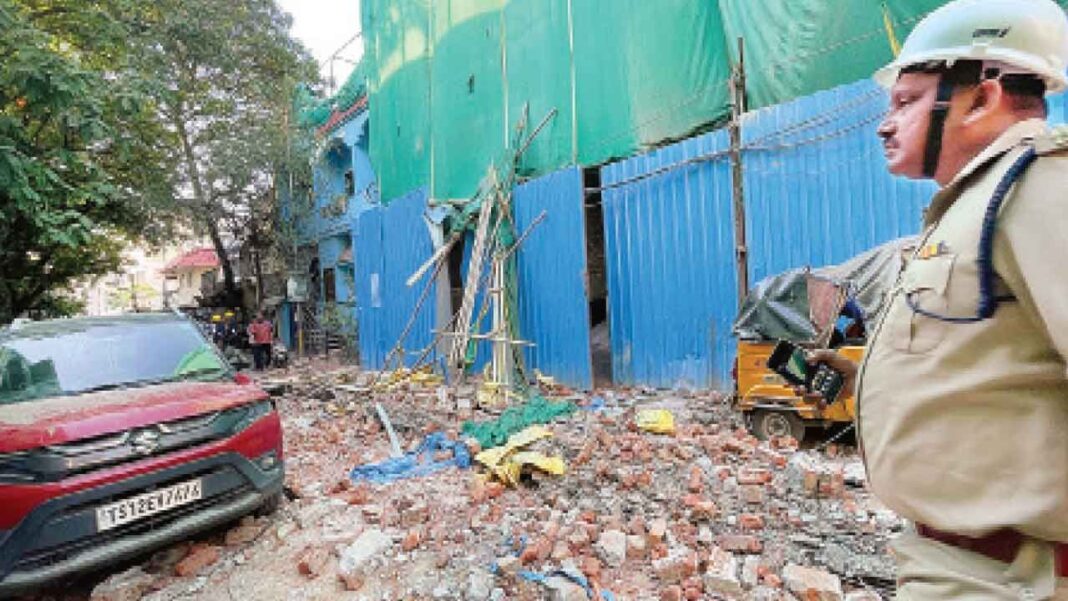 Hydలో పరంజా కుప్పకూలడంతో ముగ్గురు కార్మికులు మృతి చెందారు
– PARAHUSHAR NEWS