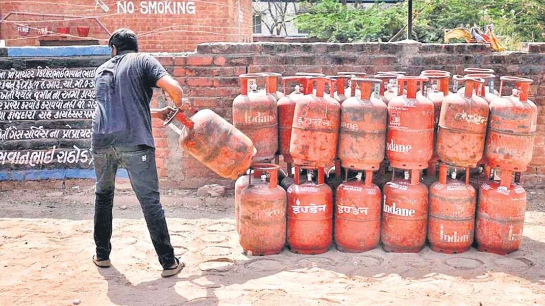 LPG Gas Cylinder | Cooking gas crisis in the country.. Supply of commercial cylinders stopped in 8 states-Namasthe Telangana
– PARAHUSHAR NEWS