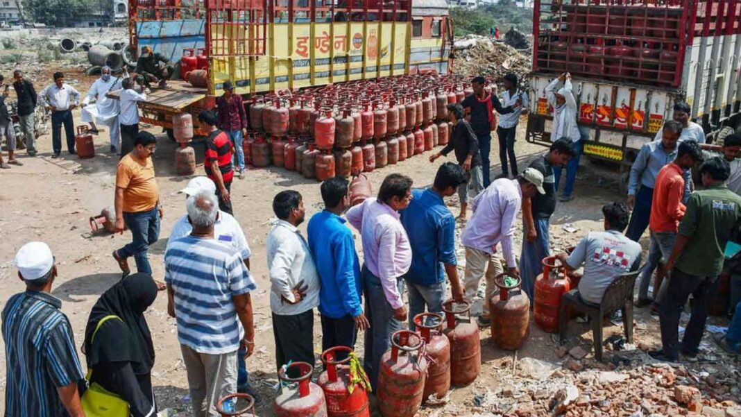 LPG క్రంచ్ కొనసాగుతుంది, కానీ భయాందోళనల కొనుగోలు సడలించింది
– PARAHUSHAR NEWS
