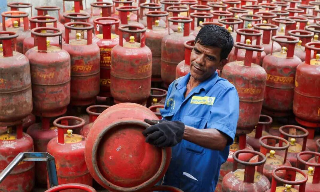LPG సరఫరా సంక్షోభం భారతదేశాన్ని తాత్కాలికంగా వంట కోసం కిరోసిన్ మరియు బొగ్గుకు తిరిగి వచ్చేలా చేస్తుంది
– PARAHUSHAR NEWS