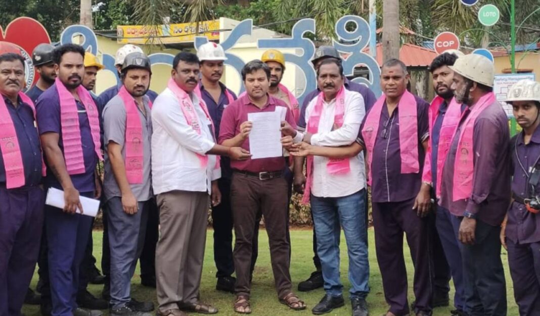 ప్రతినెలా మెడికల్ బోర్డులు ఏర్పాటు చేయాలని డిమాండ్ చేస్తూ గోదావరిఖని బొగ్గు గని వద్ద టీబీజీకేఎస్ ఆధ్వర్యంలో నిరసన
