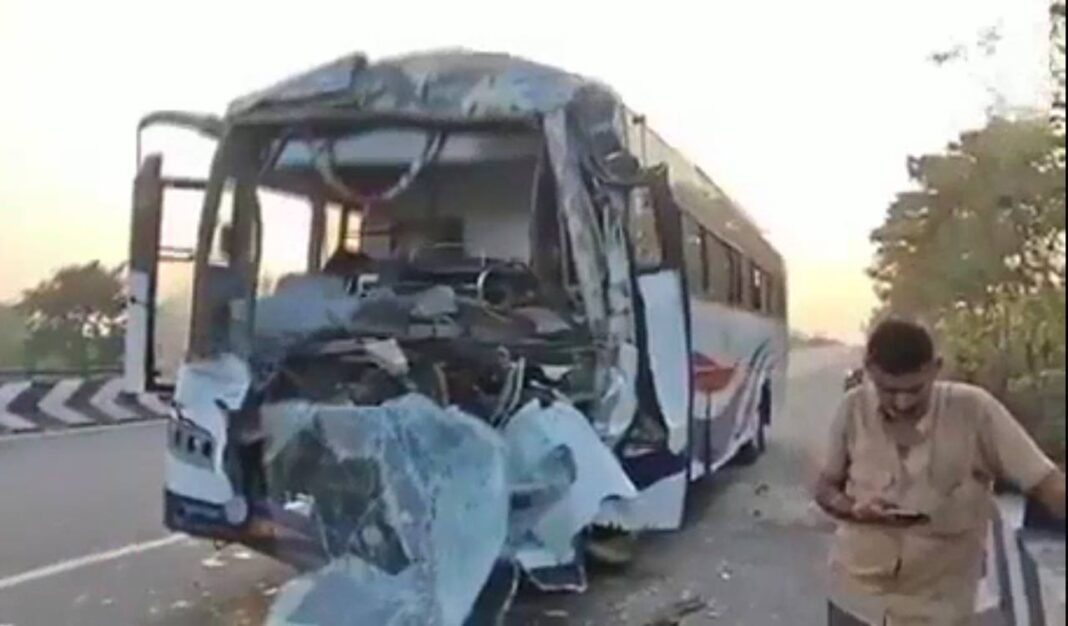 నల్గొండలో APSRTC బస్సు స్టేషనరీ కంటైనర్ను ఢీకొనడంతో పది మందికి గాయాలు
– PARAHUSHAR NEWS