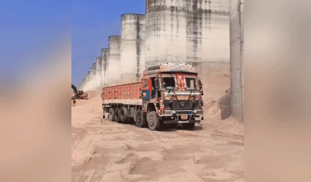 అన్నారం బ్యారేజీ పిల్లర్ల దగ్గర అక్రమంగా ఇసుక తవ్వకాలు జరగడం భద్రతపై ఆందోళన కలిగిస్తోంది
