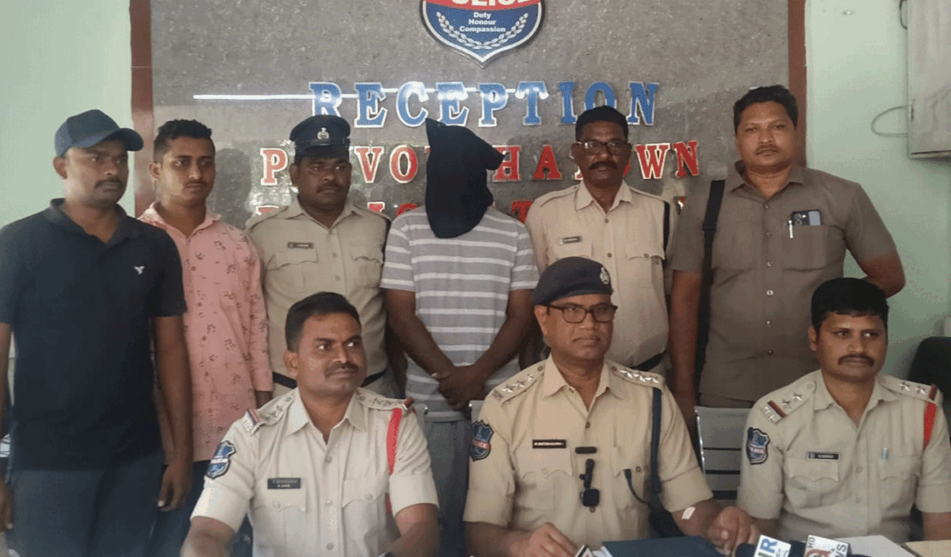 కొత్తగూడెంలో ఆరు నెలల్లో 18 ద్విచక్రవాహనాలను దొంగిలించిన బైక్ లిఫ్టర్ను పోలీసులు అరెస్ట్ చేశారు
– PARAHUSHAR NEWS