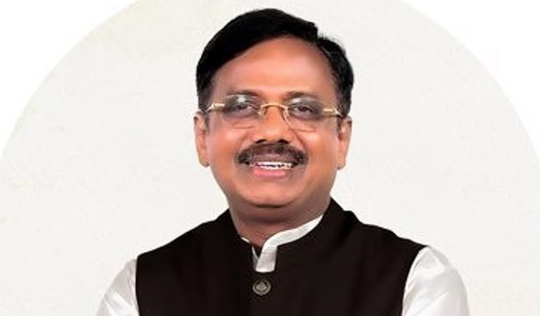 హెచ్‌సీఏ: జిల్లాల్లో మౌలిక సదుపాయాల కోసం విశాఖ గ్రూప్ మొత్తం రూ.64 కోట్లు ఖర్చు చేయనున్నట్లు వివేక్ తెలిపారు.
