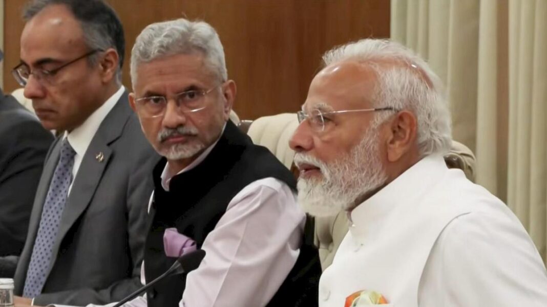 ఇంధన మౌలిక సదుపాయాలపై సమ్మెలు తీవ్రమవుతున్నందున మోడీ, జైశంకర్ ఫోన్‌లలో పని చేస్తున్నారు, సంభాషణకు పిలుపునిచ్చారు
