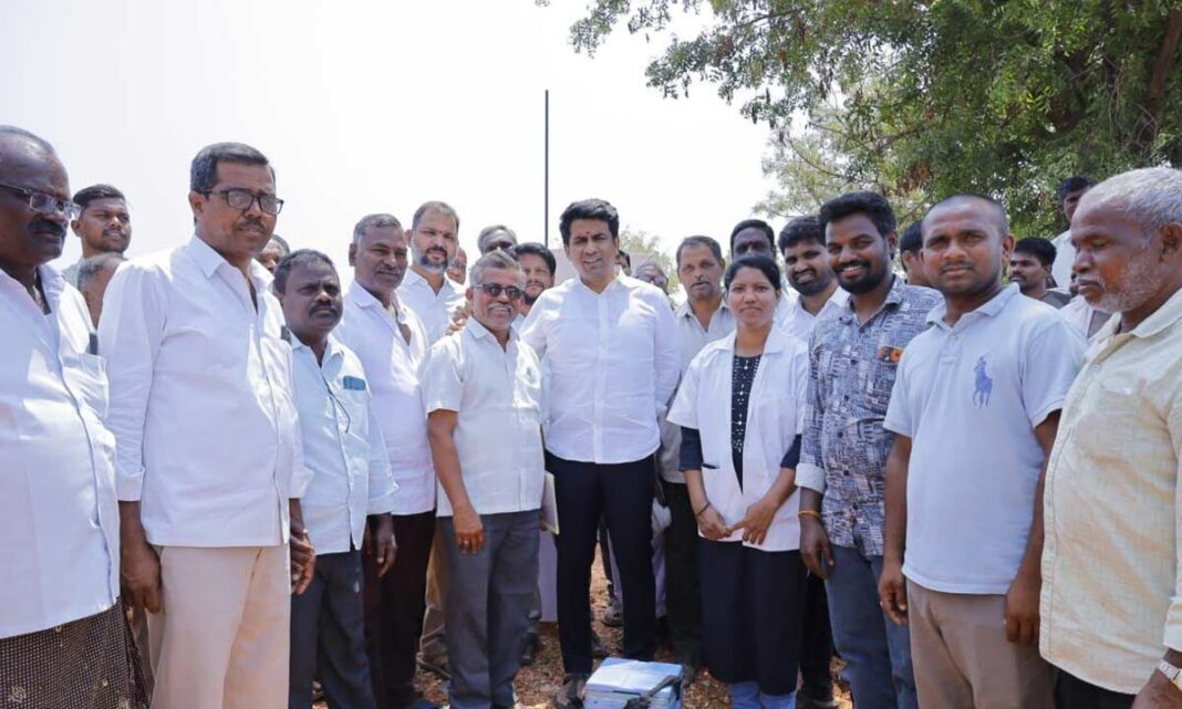 ఎఫ్‌ఎండీ వ్యాక్సినేషన్‌ కార్యక్రమాన్ని ప్రారంభించిన ఎమ్మెల్యే రాజేష్‌రెడ్డి

