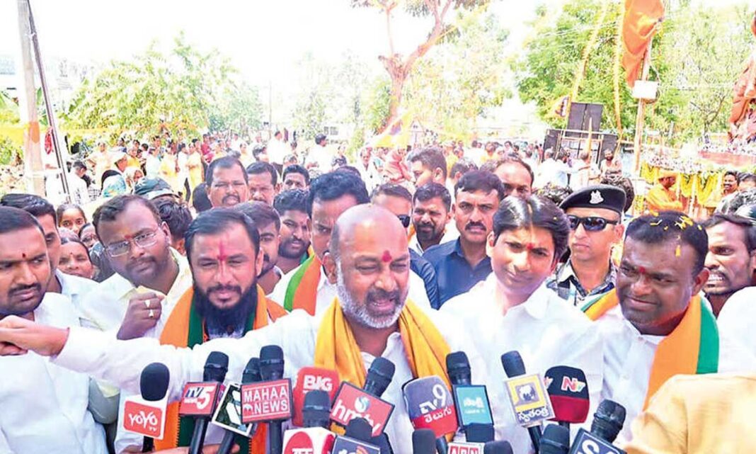 తెలంగాణలో గ్రామీణ ఉపాధి పంపిణీలో అంతరాయం ఉందని బండి సంజయ్ ధ్వజమెత్తారు
– PARAHUSHAR NEWS