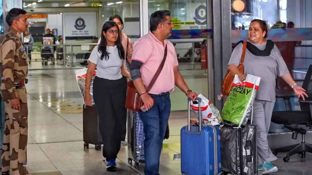 పశ్చిమాసియా ఘర్షణల మధ్య విమాన స్థితిని తనిఖీ చేయాలని ఢిల్లీ విమానాశ్రయం ప్రయాణికులకు సలహా ఇచ్చింది
– PARAHUSHAR NEWS