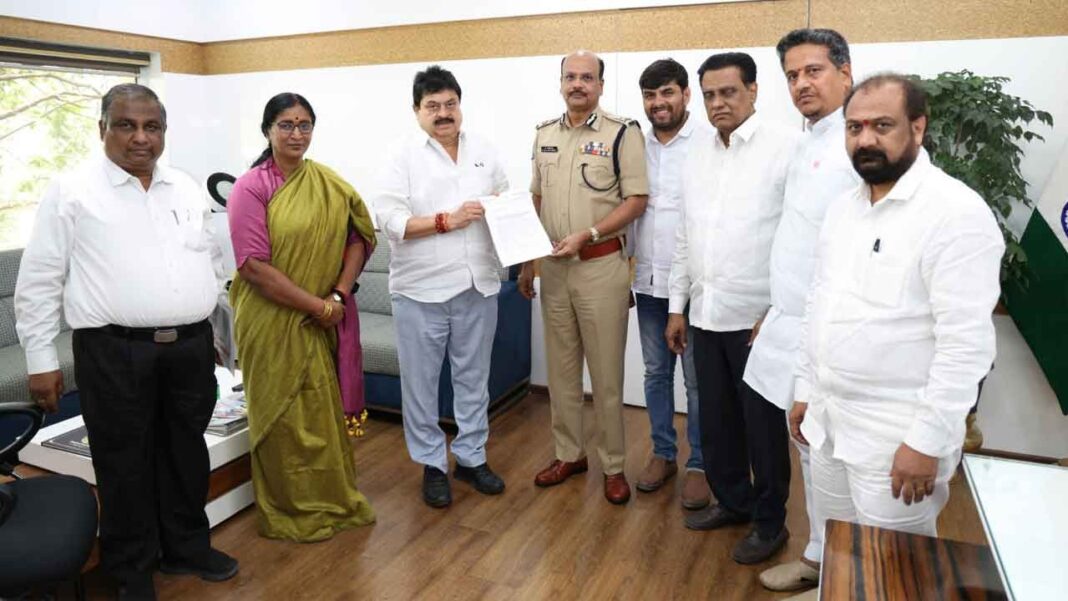 పోలీసుల పక్షపాతం, పార్టీ క్యాడర్‌పై దాడులపై చర్యలు తీసుకోవాలని కోరుతూ బీజేపీ తెలంగాణ ప్రతినిధి బృందం
