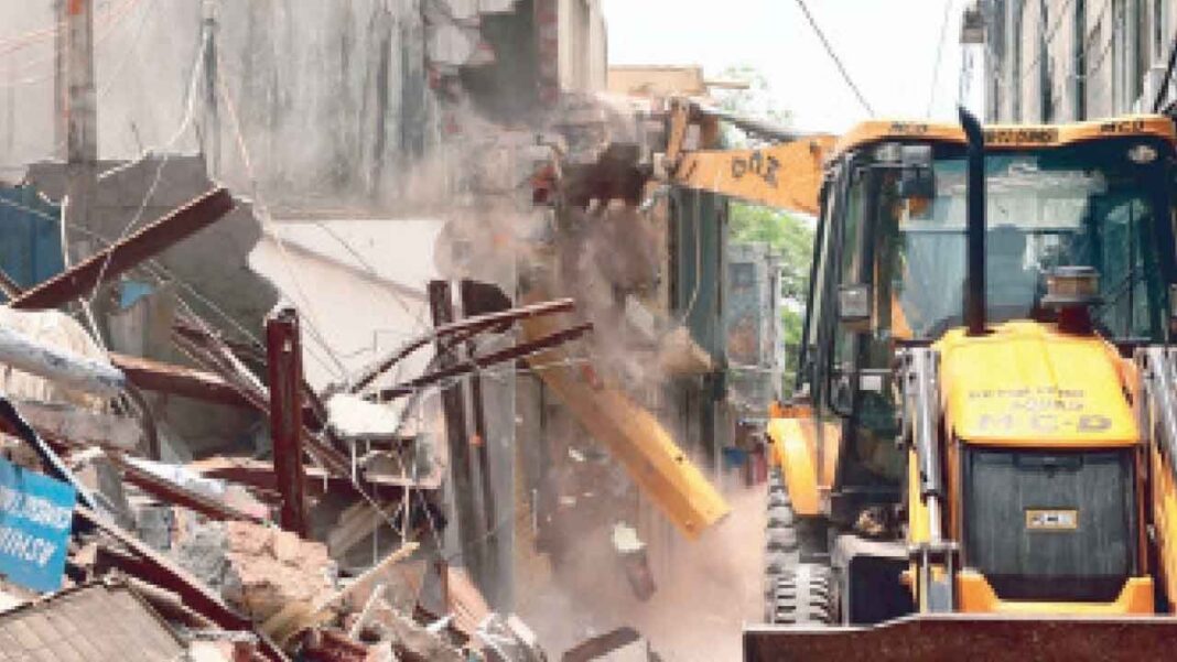 ప్రధాన నిందితులు ప్రభుత్వ భూమిలో నిర్మించిన దుకాణాలను కూల్చివేశారు
– PARAHUSHAR NEWS