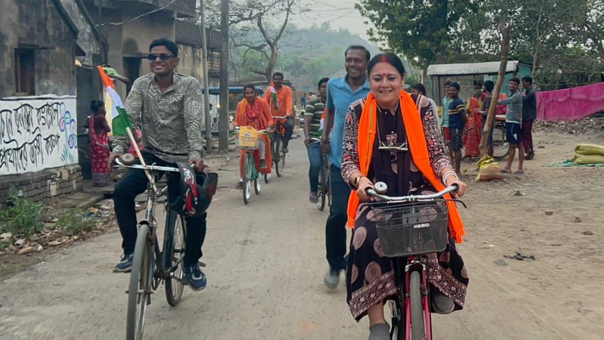 బెంగాల్‌లోని ఓటర్లతో కనెక్ట్ కావడానికి అభ్యర్థులు ఆఫ్‌బీట్ మార్గాన్ని అనుసరిస్తారు
