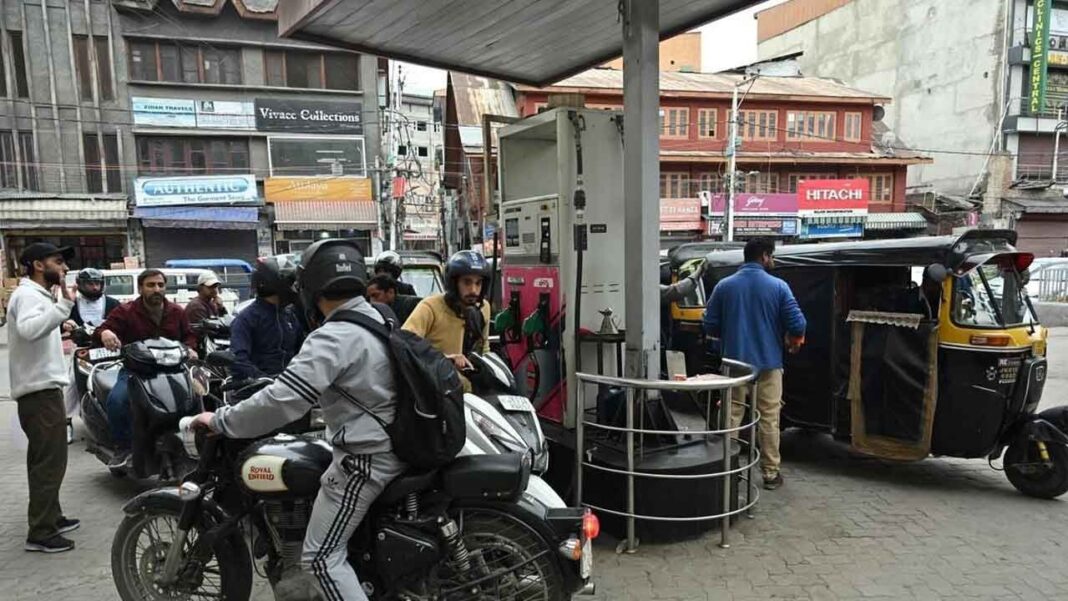 భారతదేశంలో 60 రోజుల చమురు నిల్వలు, 1 నెల LPG సరఫరాలు ఉన్నాయి: ప్రభుత్వం
