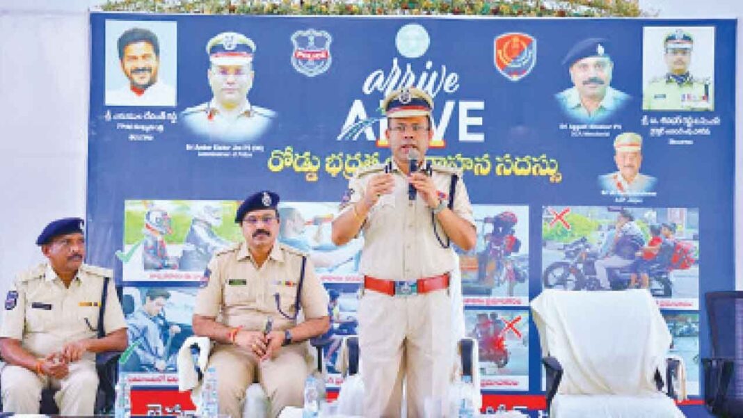 మైనర్లను డ్రైవింగ్‌కు అనుమతించవద్దని సీపీ అంబర్ కిషోర్ ఝా తల్లిదండ్రులను కోరారు
