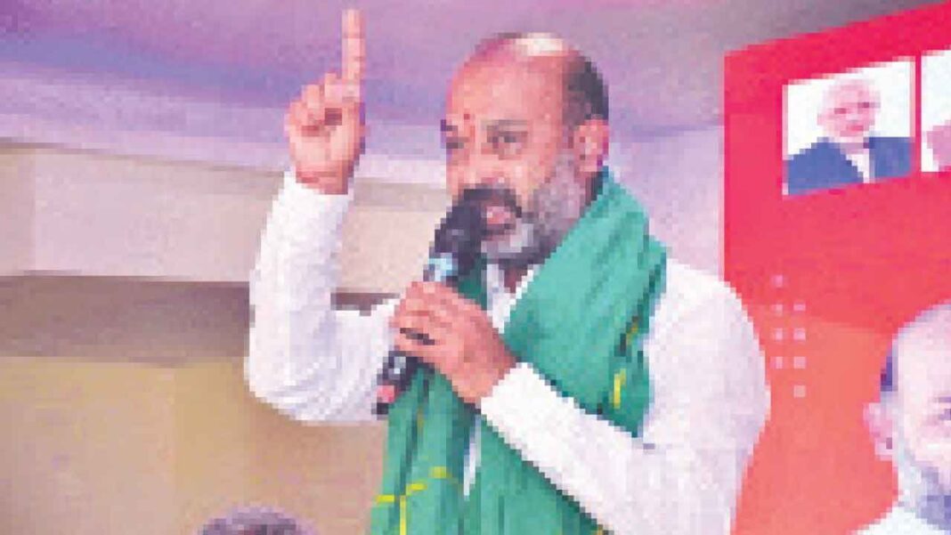రైతుల కష్టాలను సీఎం రేవంత్‌పై బండి సంజయ్ ధ్వజమెత్తారు

