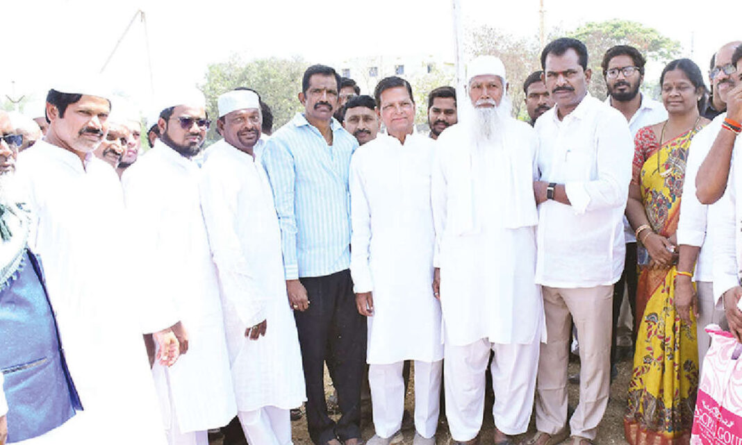 వనపర్తిలో ఈద్-ఉల్-ఫితర్ సందర్భంగా సోదర భావాలు ప్రకాశిస్తాయి
