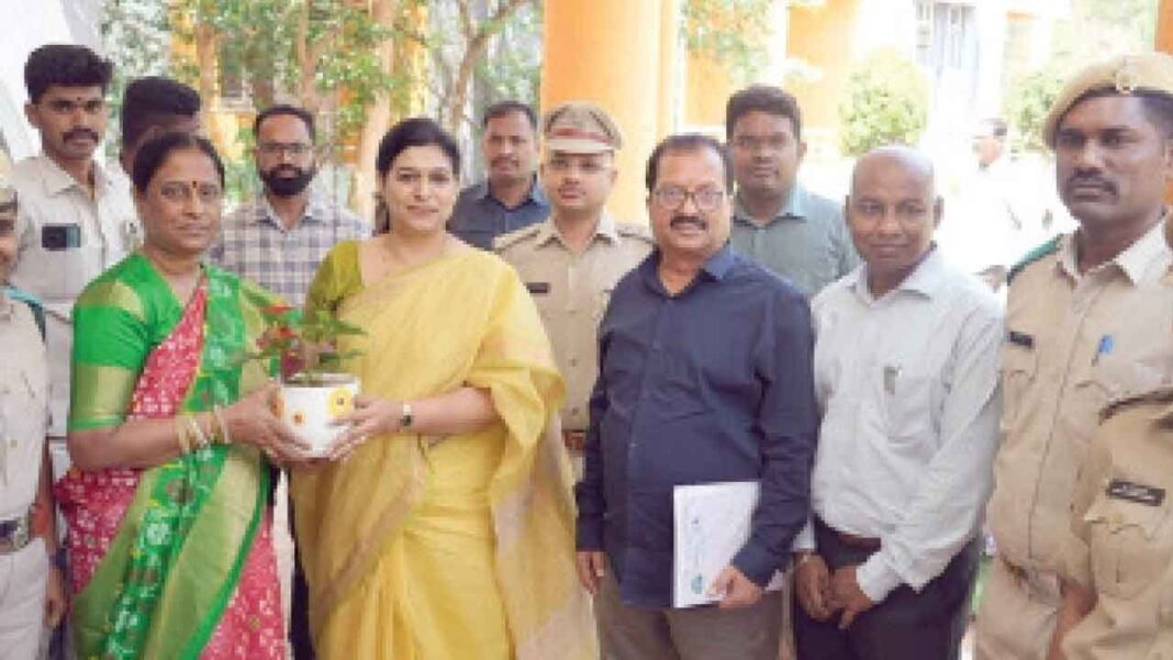 వనమహోత్సవం కింద టీజీ ప్రభుత్వం చెట్ల పెంపకం కార్యక్రమాన్ని ముందుకు తీసుకువెళ్లింది
– PARAHUSHAR NEWS