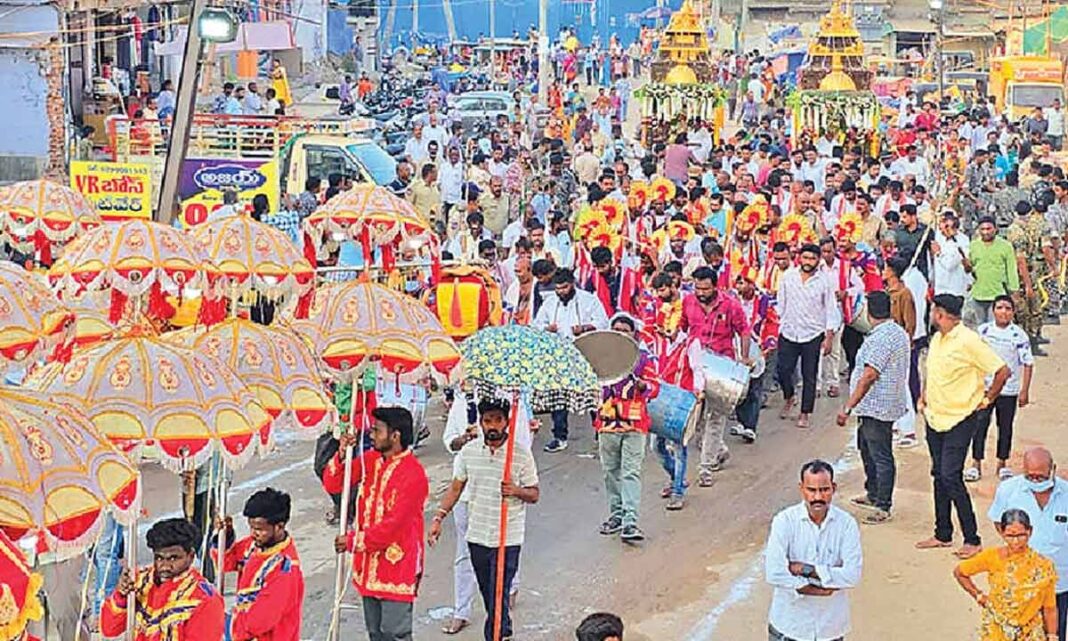 వేములవాడలో రాజరాజేశ్వర స్వామి రథోత్సవం భక్తులను అలరించింది
