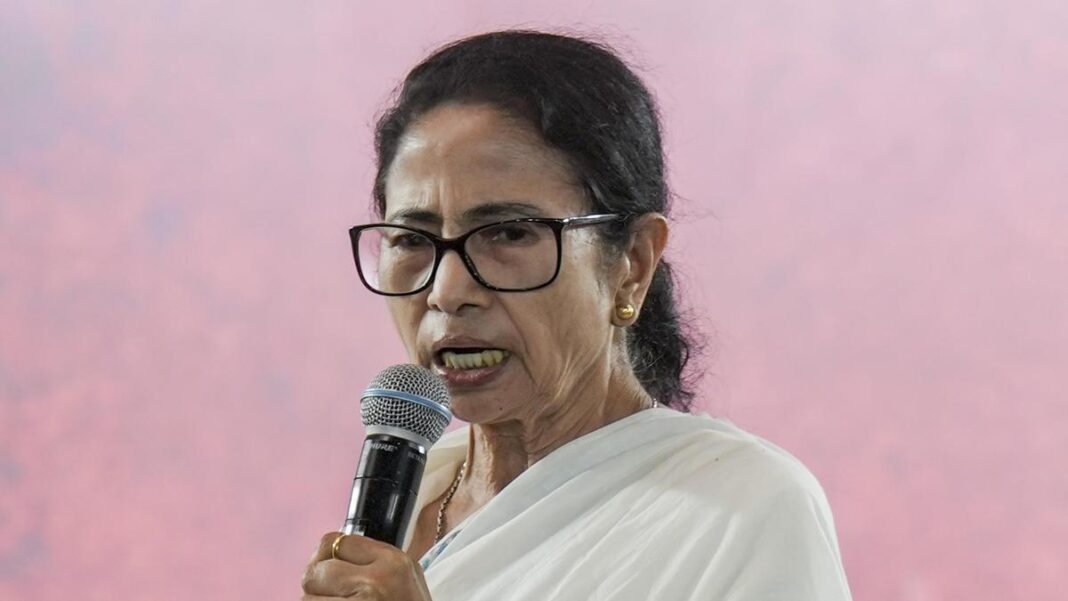 సీఈసీ సమావేశంలో పశ్చిమ బెంగాల్ అధికారులను బెదిరించారని మమత ఆరోపించారు
