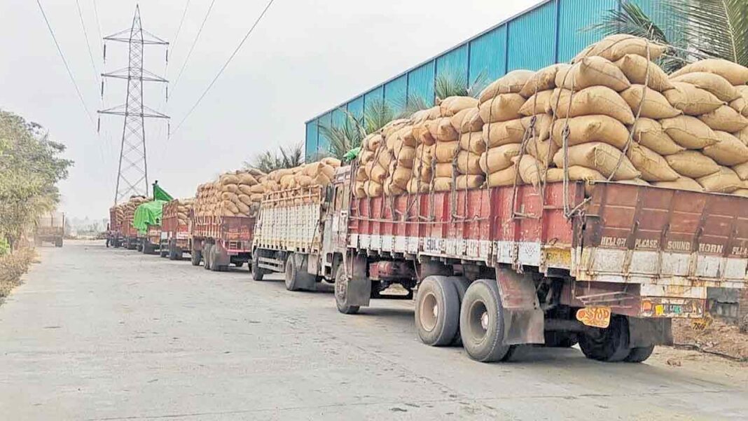 Andhra grain to our mills.. Price reduction for Telangana grain.. Officials who don’t care
– PARAHUSHAR NEWS