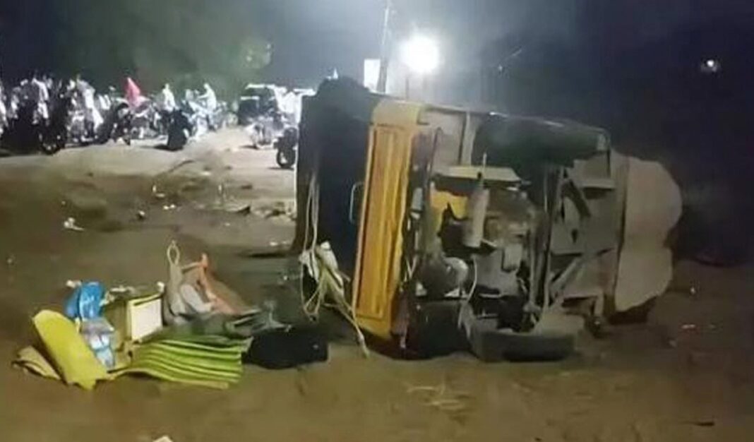 తెలంగాణలోని ధర్మపురిలో జరిగిన రోడ్డు ప్రమాదంలో ముగ్గురు యువకులు మృతి చెందగా, తొమ్మిది మంది గాయపడ్డారు
– PARAHUSHAR NEWS