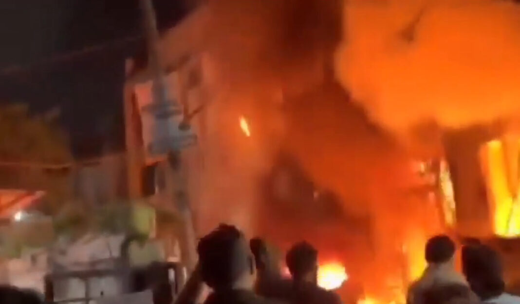 హైదరాబాద్: బేగంపేట ఇంట్లో పూజల సందర్భంగా జరిగిన అగ్ని ప్రమాదంలో రిటైర్డ్ ప్రిన్సిపాల్ మృతి చెందారు
– PARAHUSHAR NEWS