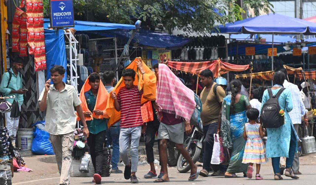 హైదరాబాద్‌లో 40 డిగ్రీల సెల్సియస్ వేడి మరియు సాయంత్రం ఉరుములు; తెలంగాణ తీవ్రమైన వాతావరణ మార్పులకు కళ్లెం వేసింది
