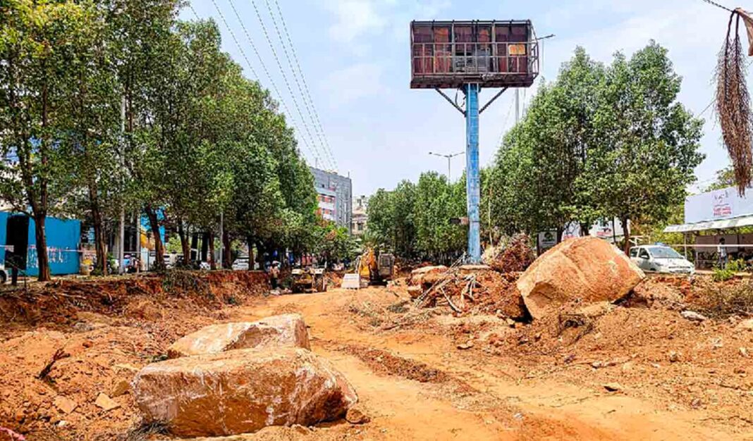 హైదరాబాద్‌: ఇన్‌ఫ్రా ప్రాజెక్టులు గ్రీన్‌ కవర్‌ కోల్పోవడంపై దుమారం రేపుతోంది
