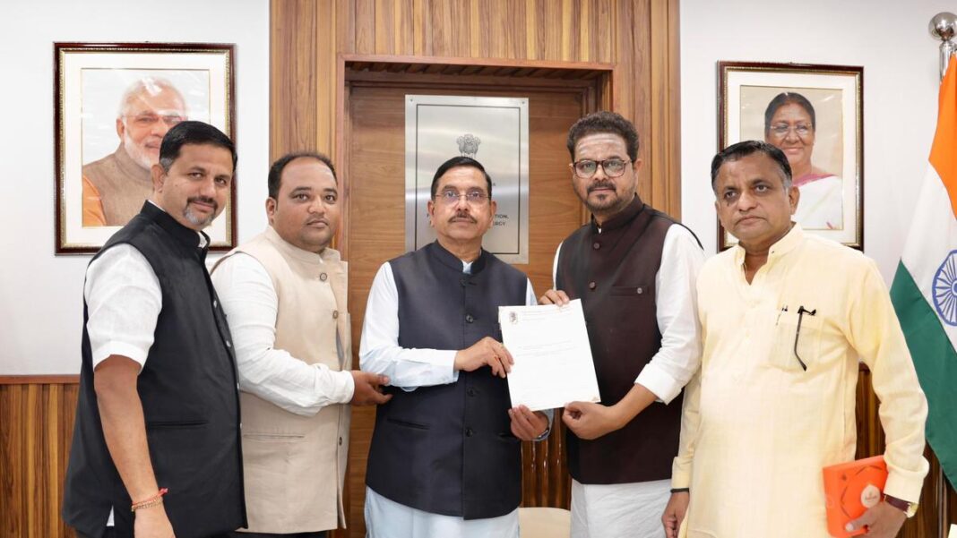 KKCCI బృందం విమాన సర్వీసులు, PM మిత్రా టెక్స్‌టైల్స్ పార్క్ సమస్యలపై జోషిని కలిసింది
