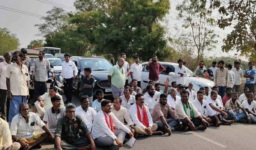 వరి కొనుగోళ్లలో జాప్యంతో ఖమ్మంలో రైతుల ఆందోళన, జనగాంలో రైతులు నిరసన చేపట్టారు
– PARAHUSHAR NEWS