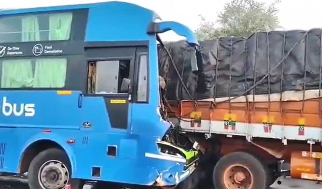 కోదాడ్ సమీపంలో NH 65లో బస్సు ట్రక్కును ఢీకొనడంతో 16 మంది గాయపడ్డారు
