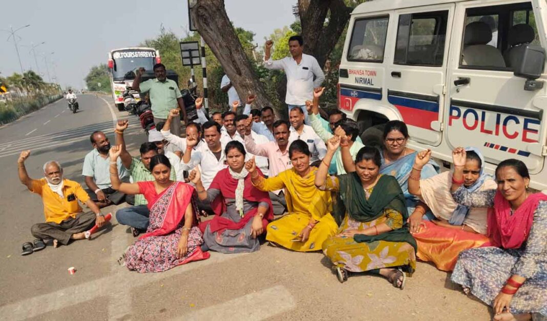 ఆదిలాబాద్ రీజియన్‌లో ఆర్టీసీ సమ్మెతో సర్వీసులు నిలిచిపోవడంతో ప్రయాణికులు ఇబ్బందులు పడ్డారు
