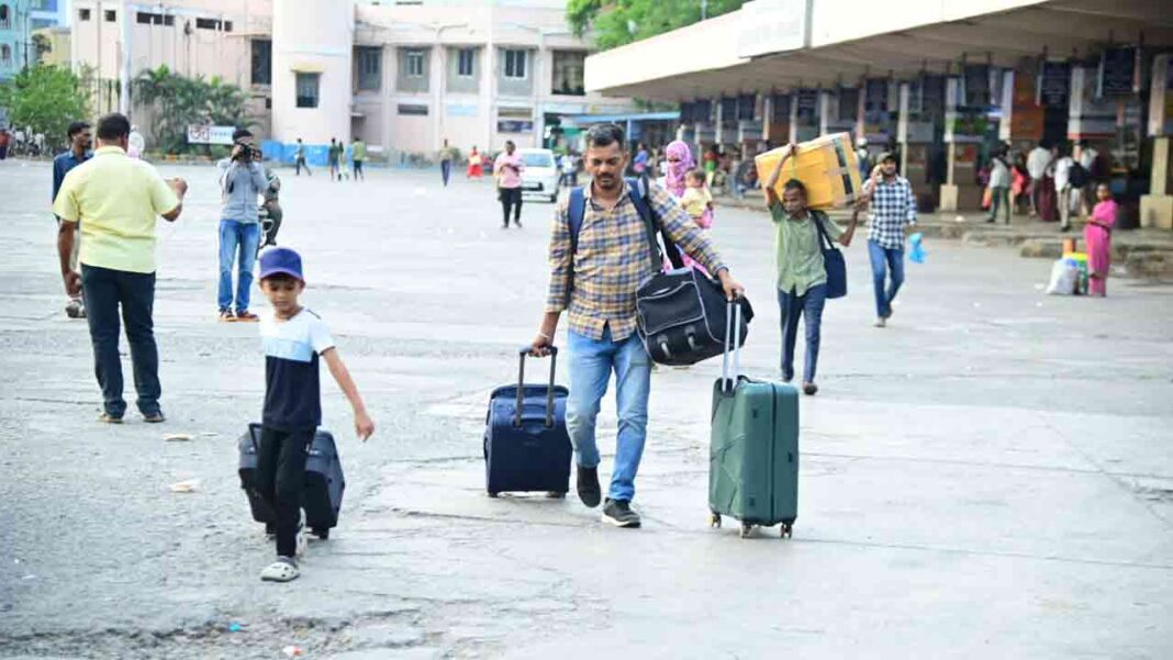 RTC Strike | Bus stands going to be closed due to RTC strike.. Unnecessary hardships for passengers..
– PARAHUSHAR NEWS