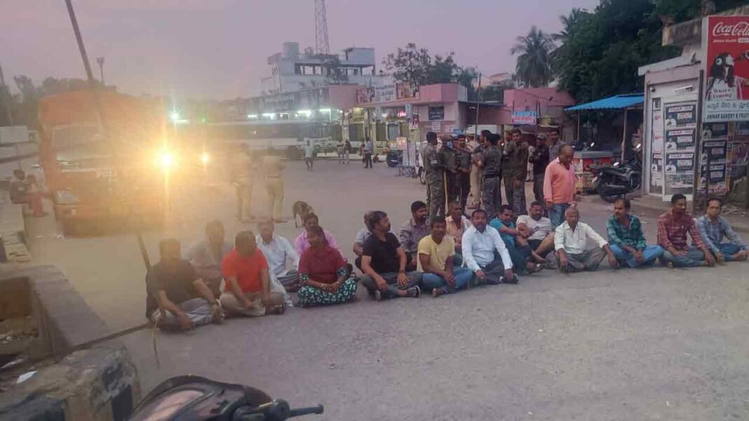 RTC workers arrested in Medak.. Heavy police deployment at RTC depot-Namasthe Telangana
– PARAHUSHAR NEWS